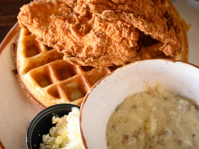 Fried Chicken With White Pan Gravy