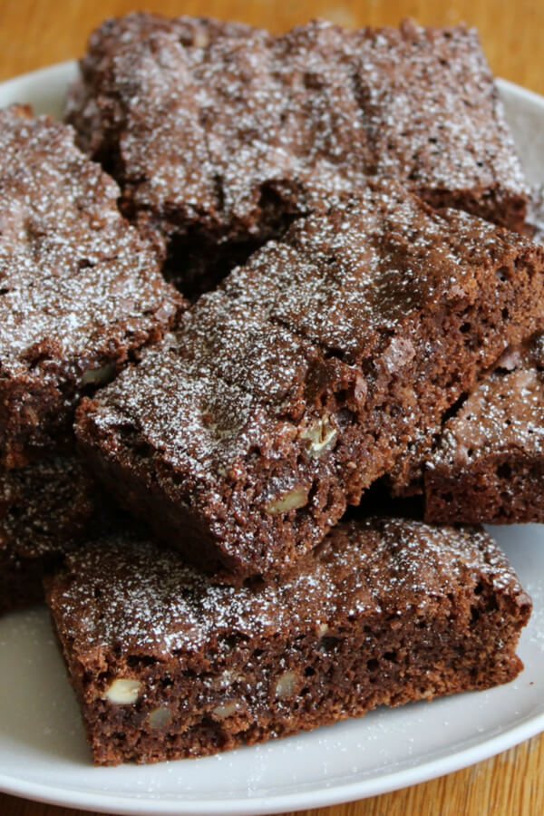 https://cdn.cdkitchen.com/recipes/images/pinterest/64/easy-chewy-cake-mix-26077.jpg